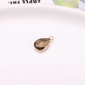 Facettierter Tropfenkristallanhänger in Kaffeebraun mit vergoldetem Metallrahmen - 7x10mm / Hellgrau