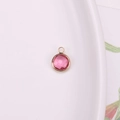 Facettierter rosafarbener Kristallanhänger mit goldener Fassung für DIY-Schmuck - Fuchsia