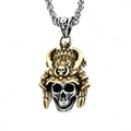 Colgante calavera casco de guerrero estilo biker con detalles dorados y cadena plata - Oro y Plata