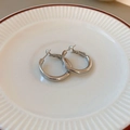 Gepolijste zilverkleurige meerlaagse oorringen op een wit keramisch tableau - 1# Zilveren oorsteker - Zilver