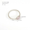 Bague minimaliste en acier inoxydable 316 avec un détail de pierre naturelle rose - Style Quartz Rose (ZR2246S) / Acier / Taille 5 (50)