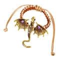 Detalle macro de la pulsera de cordón naranja trenzado con dije de dragón dorado - Pulsera (9410) / Oro Antiguo Degradado Amarillo