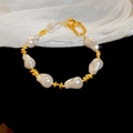 Pulsera bañada en oro de 18k con perlas barrocas y espaciadores metálicos geométricos - Pulsera - Dorado