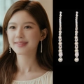 Dettaglio di eleganti orecchini a pendente con perle bianche e zirconi scintillanti - Argento-Nappina Lunga di Perle