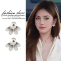 Dettaglio di orecchini a fiore in argento S925 con petali spazzolati e perla bianca centrale - Argento-Petalo Spazzolato Perla