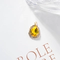 Ciondolo a goccia dorato con cristallo giallo centrale e bordo di strass bianchi brillanti - Oro