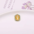 Colgante dorado rectangular con gema amarilla y borde de pavé de diamantes verdes - Dorado