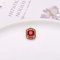 Colgante vintage dorado con gema roja cuadrada y pequeñas piedras negras - Rojo Oscuro