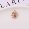 Colgante calado bañado en oro con piedra ovalada degradada y detalles de circonita - Azul y Verde y Rojo Rosa