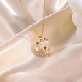 Dettaglio macro del ciondolo a forma di orso dorato con cristallo su raso color champagne - Ciondolo Orso Bianco Con Collana Catena O