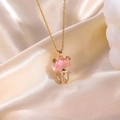 Dettaglio del ciondolo a forma di orso dorato con gemma rosa e accenti di zircone - Ciondolo Orso Rosa Con Collana Catena O