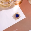 Conector de girasol azul oscuro bañado en oro con cristales de circonita brillante - Azul Zafiro