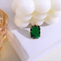 Elegante colgante de cristal rectangular verde esmeralda con marco de cobre dorado - Verde pavo real