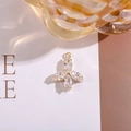 Detail eines vierblättrigen Anhängers mit Zirkonia im Marquise-Schliff und Goldbasis - Weiß