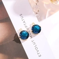 Donkerblauwe ronde kristallen hanger met gouden klauwzetting voor DIY sieraden - Pauwenblauw