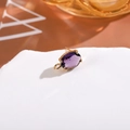 Dettaglio di un componente per orecchini in cristallo viola ovale con montatura dorata - Violetto