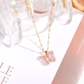 Detailansicht des goldenen Schmetterlingsanhängers mit rosa Harz und Mikro-Zirkonia - 7*15mm Schmetterling / Rosa