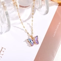 Detail der goldenen Schmetterlingskette mit violettem Zirkonia und Kristallen - 7*15mm Schmetterling / Rosa-Lila