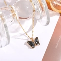 Detailansicht eines goldenen Schmetterlingsanhängers mit grauen Flügeln und Zirkonia - 7*15mm Schmetterling / Schwarz und Grau