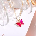 Nahaufnahme des goldenen Schmetterlingsanhängers mit rosa Farbverlauf und Zirkonia - 7*15mm Schmetterling / Fuchsia