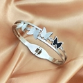 Bracelet jonc ouvert en acier avec papillons et zircon sur fond en soie couleur champagne - Style Papillon (Z107B) / Diamètre Intérieur 5,9x4,7 cm, Largeur 5 mm / Acier