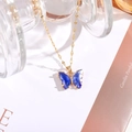 Detailansicht des blauen Kristall-Schmetterlingsanhängers mit goldener Krallenfassung - 7*15mm Schmetterling / Mittelblau