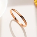 Dettaglio del bracciale in acciaio al titanio oro rosa con superficie sfaccettata geometrica - Oro Rosa Taglio Diamantato