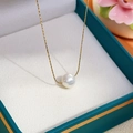 Minimalistische 18k vergoldete Titanhalskette mit einer glänzenden Süßwasserperle - Einzelperlen-Stil