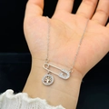 Collana argento con spilla da balia diamantata e ciondolo albero della vita su mano - Color Acciaio (430)