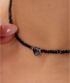 Macro-opname van een zwarte kralen choker met een gepolijste metalen hartvormige hanger - Zwart Hart Kristal Stijl (ZW134 -1#)