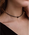 Detailopname van een zwarte kralen choker ketting met hartjeshanger om de hals - Zwart Hart Zaadkralen Stijl (ZW134- 2#)