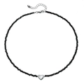 Zwarte kristallen kralenketting met een zilveren hartvormige hanger op witte achtergrond - Zilveren Hart Gefacetteerde Kralen Stijl (ZW1101)