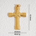 Dimensions détaillées du pendentif croix dorée montrant 42,4 mm de haut et 28,8 mm de large - Style Détail à Texture Enroulement de Corde (DZ- 3943)