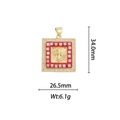 Détail macro du pendentif croix plaqué or 18k avec émail rouge et incrustations - Style Croix Carrée - Émail Rouge (DZ357)