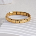 Détail du bracelet à breloques italien en or avec fleurs en relief sur maillons en acier - Fleur Tout Or (BD-111) / Tout Or