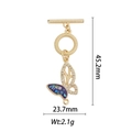 Détails macro d'un pendentif papillon plaqué or 18k avec nacre et zircons cubiques - Style Fermoir Toggle Papillon Arc-en-ciel (DZ301)