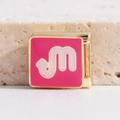 Detail van de Italiaanse gouden bedel met roze emaille en het Schorpioen-symbool - Schorpioen Stijl (MK-2282)