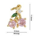 Macro-detail van een 11,4 mm gouden kersenhanger met roze stenen en groen blad - Roze Kers Stijl (DZM-3558)