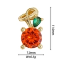 Macro-detail van de 11mm kersenhanger met oranje en groene stenen in 18K goudafwerking - Oranje Kers Stijl (DZM-3562)