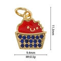 Detail van een 18K vergulde cupcake hanger met blauwe kristallen en emaille - Cartoon Cupcake Stijl (DZM-3564)