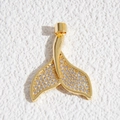 Dettaglio macro del ciondolo a coda di balena dorata con zirconi in micro pavé - Ciondolo a Coda di Pesce con Pavé di Strass (DYL-4625)