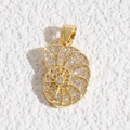 Dettaglio del ciondolo a nautilus dorato con pietre di zircone trasparente lucide - Ciondolo a Nautilus con Intarsio di Strass (DYL-4634)