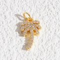 Dettaglio macro del ciondolo a palma con zirconi brillanti e placcatura in oro fine - Ciondolo Palma da Cocco con Pavé di Strass (DYL-4635)