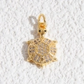 Dettaglio di un ciondolo a forma di tartaruga dorata con cristalli e anello superiore - Ciondolo a Tartaruga Artigianato Pavé (DYL-4636)