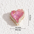 Vue macro du pendentif cœur en cristal rose 15,5mm avec halo de diamants et placage en or - Base Dorée Coeur Rose (DYS-5541)