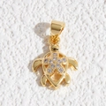 Dettaglio di un ciondolo a tartaruga placcato in oro con guscio di zirconi scintillanti - Ciondolo a Tartaruga con Intarsio di Strass Floreali (DYL-4638)