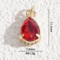 Vue macro du pendentif goutte en cristal rouge facetté avec base dorée et zircons - Base Dorée Goutte Rouge (DYS-5544)