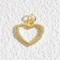 Dettaglio del ciondolo a cuore dorato traforato con due anelli per creazione gioielli - Ciondolo a Forma di Cuore Cavo (DYL-4641)