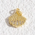 Vista dettagliata di un ciondolo a conchiglia placcato oro con cristalli trasparenti - Ciondolo a Conchiglia a Ventaglio Decorato con Strass (DYL-4646)