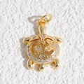 Dettaglio ravvicinato di un ciondolo a tartaruga marina placcato oro con zirconi scintillanti - Ciondolo a Tartaruga Cavo con Pavé di Strass (DYL-4649)